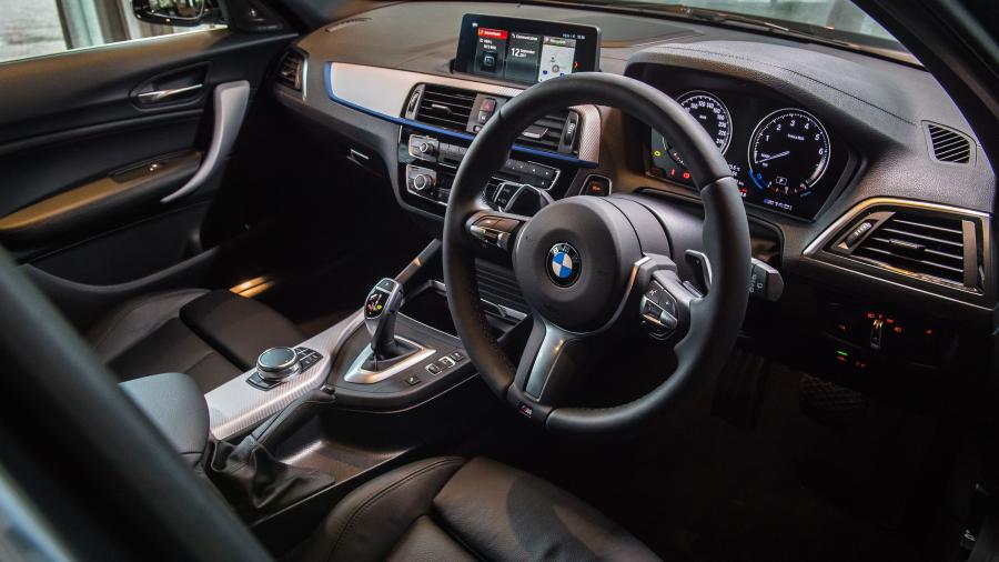 Интерьер BMW M140i 5-Door (F20) 2017 года  (AU) (фото 9 из 14)